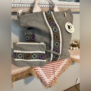 NWT Worldlyda canvas tote featuring ethnic-style embroidery with matching pouch